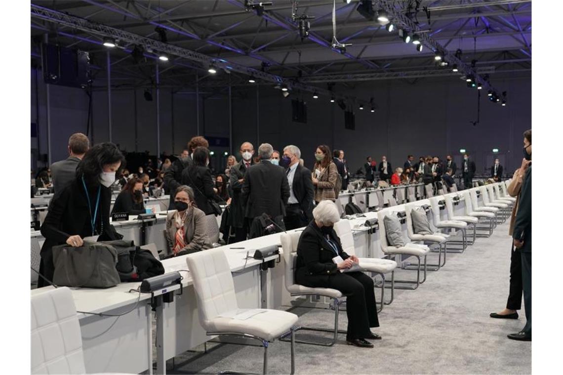Klimaschützer kritisieren bisherige Ankündigungen bei COP26 Länder-Vertreter in der Halle der UN-Klimakonferenz COP26. Foto: Alberto Pezzali/AP/dpa