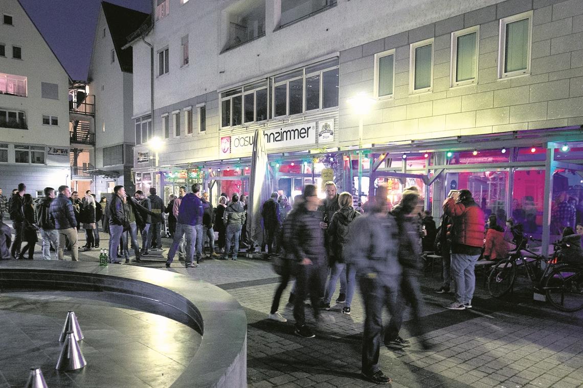 Länger draußen feiern? Was für Anwohner nicht unbedingt attraktiv klingt, könnte bei Gastronomen die Kassen klingeln lassen und die Stadt zum Lebensmittelpunkt machen. Archivfoto: A. Becher