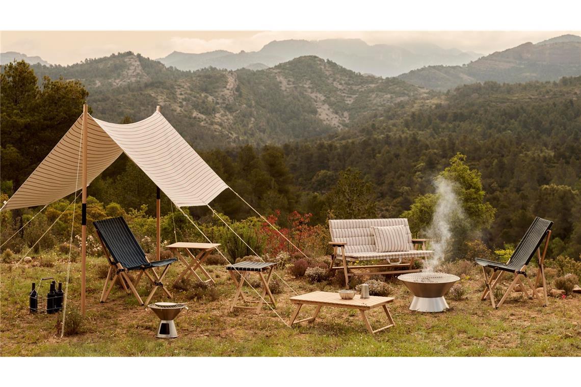 Lässig und rasch auf- und abbaubar sind die von Jasper Morrison entworfenen Tische, Sofas Sessel und der Sonnenschutz namens „Outdoor Market“.