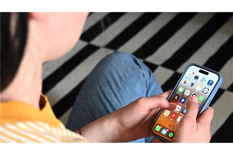Lässt man andere an sein Handy?
