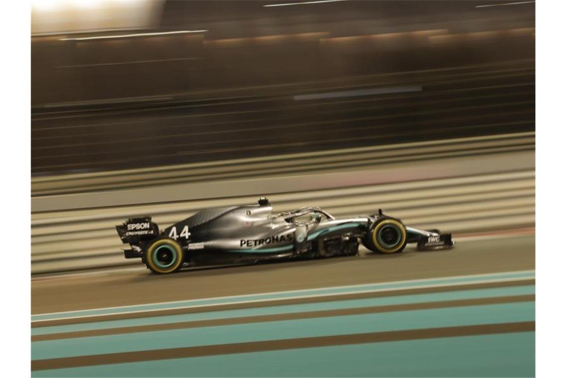 Lässt scih auch beim Großen Preis von Abu Dhabi nicht die Butter vom Brot nehmen: Lewis Hamilton siegt erneut souverän. Foto: Hassan Ammar/AP/dpa