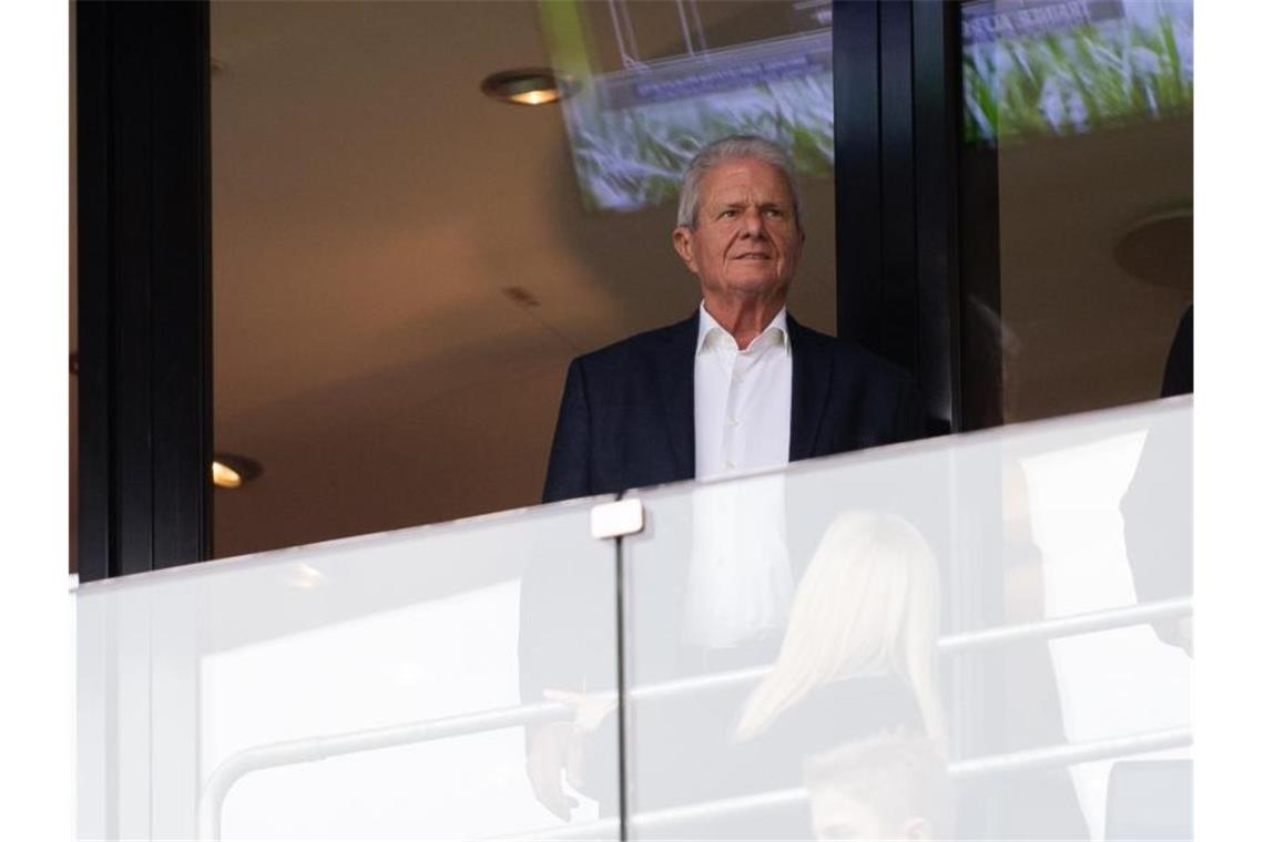 Hopp nach Hass-Aktion: „Warte, wie das ins Rollen kommt“ Lässt sich nicht aus dem Stadion vertreiben: 1899-Mäzen Dietmar Hopp steht auf der Tribüne. Foto: Tom Weller/dpa