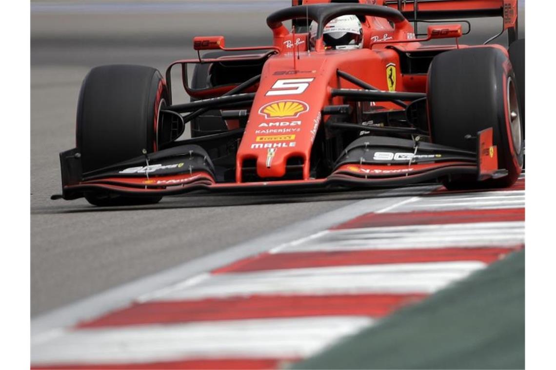 Regen für Vettel kein Problem: „Mache mich nicht verrückt“ Lässt sich vom angekündigten Regen für das Qualifying in Sotschi nicht beirren: Sebastian Vettel. Foto: Luca Bruno/AP