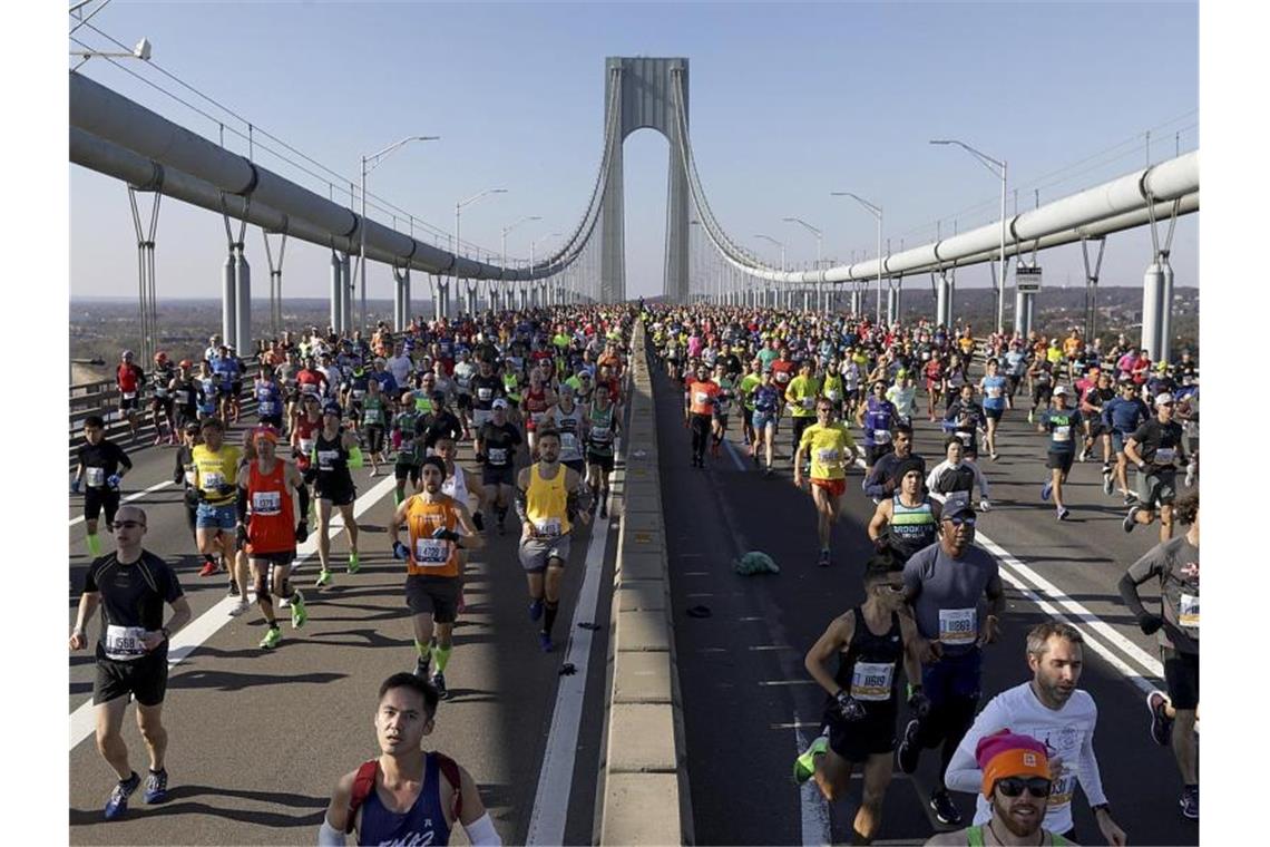New York Marathon abgesagt Läufer überqueren beim New York Marathon die Verrazano Narrows Bridge in Staten Island, New York. Foto: Julius Motal/AP Photo/dpa