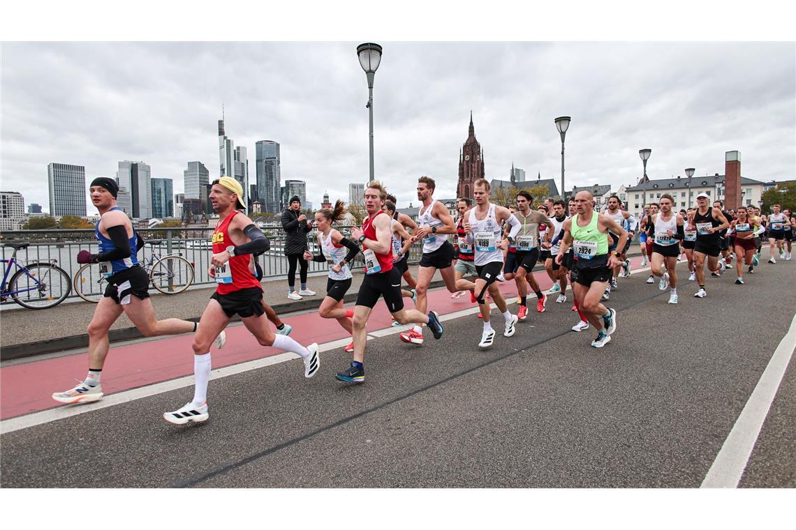 Läufer überqueren die Alte Brücke, im Hintergrund ist die Skyline zu sehen. Der Frankfurt-Marathon ist der älteste City-Marathon Deutschlands.