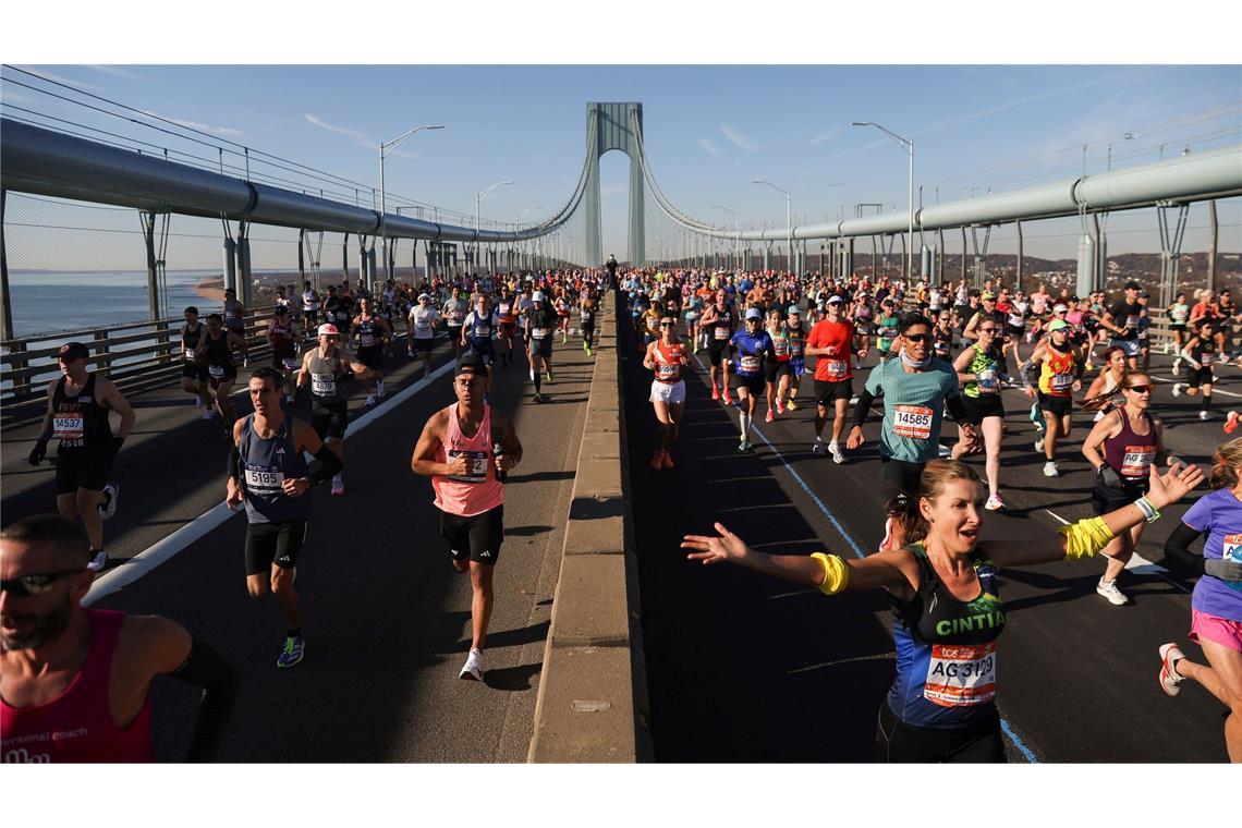 Läufer überqueren die Verrazzano Narrows Bridge beim New York City Marathon (Archivbild).