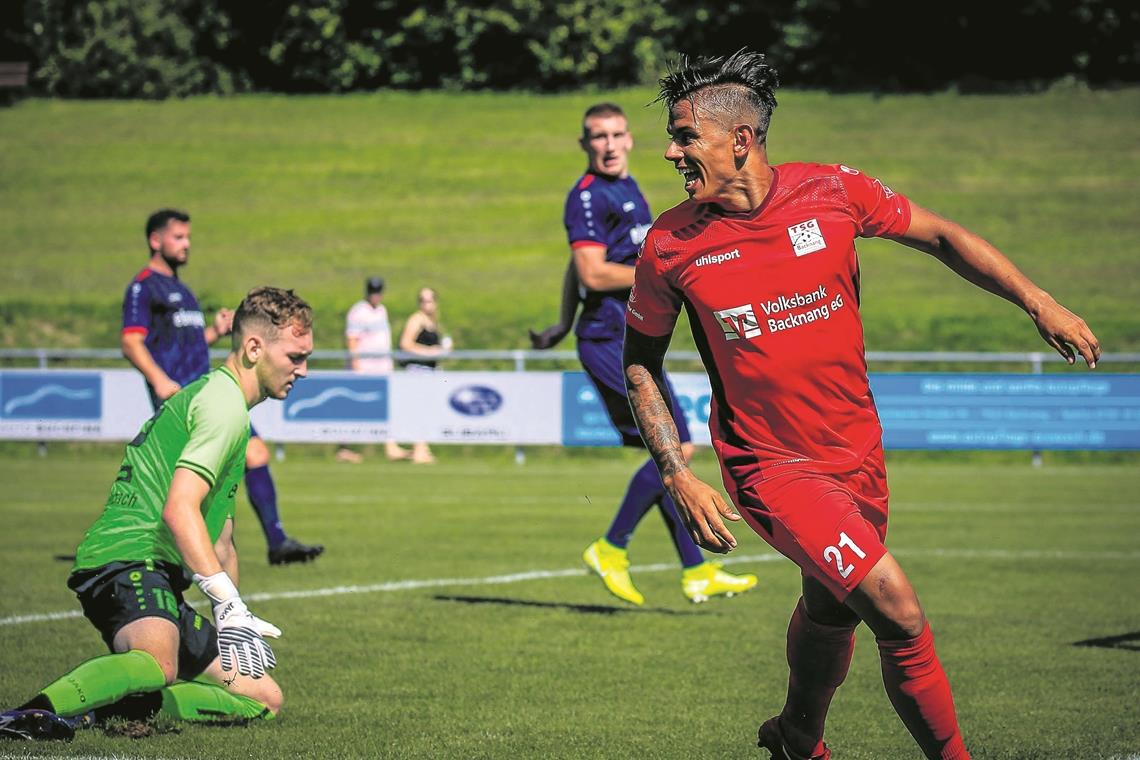 Tolles Topspiel, knapper TSG-Heimsieg Läutete das Torfestival in den Etzwiesen mit dem 1:0 für die TSG Backnang ein: Rechtsverteidiger Benito Baez-Ayala. Foto: A. Becher
