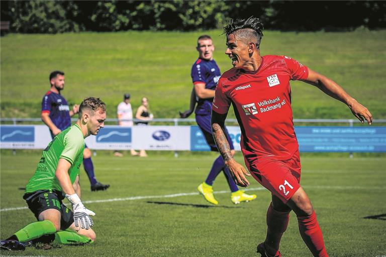 Läutete das Torfestival in den Etzwiesen mit dem 1:0 für die TSG Backnang ein: Rechtsverteidiger Benito Baez-Ayala. Foto: A. Becher