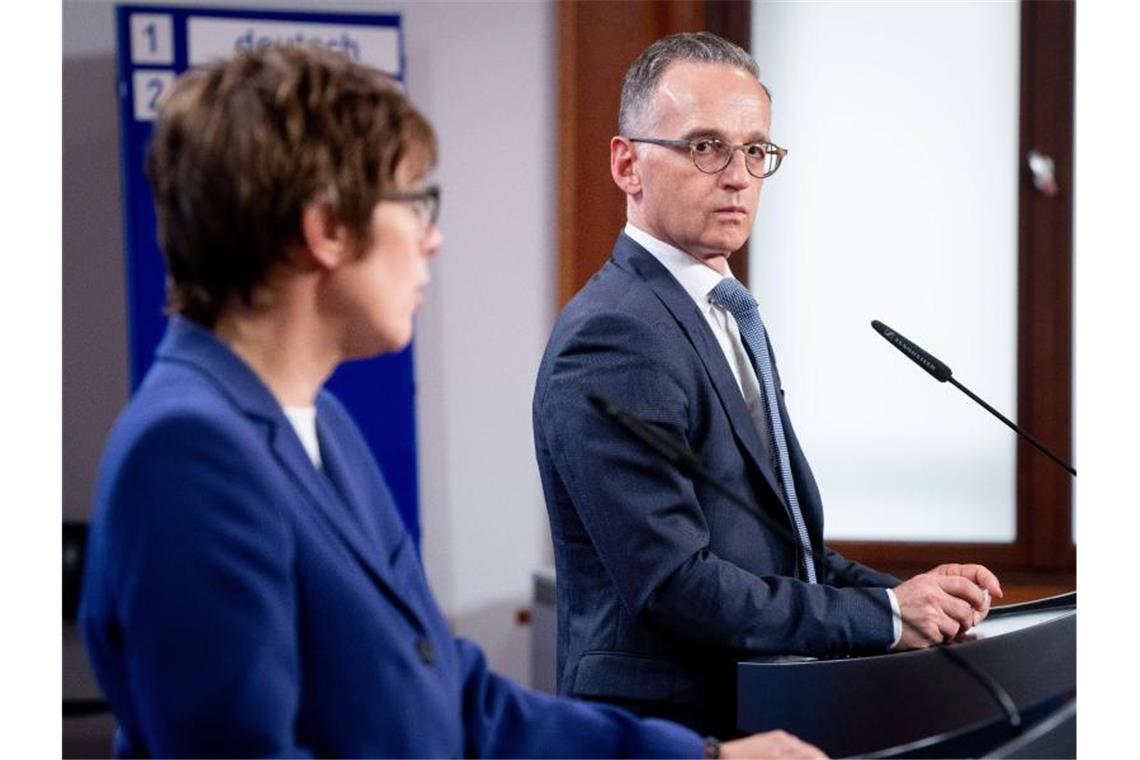 Afghanistan-Untersuchungsausschuss wird wahrscheinlicher „Lage falsch eingeschätzt“: Verteidigungsministerin Annegret Kramp-Karrenbauer und Außenminister Heiko Maas. Foto: Kay Nietfeld/dpa