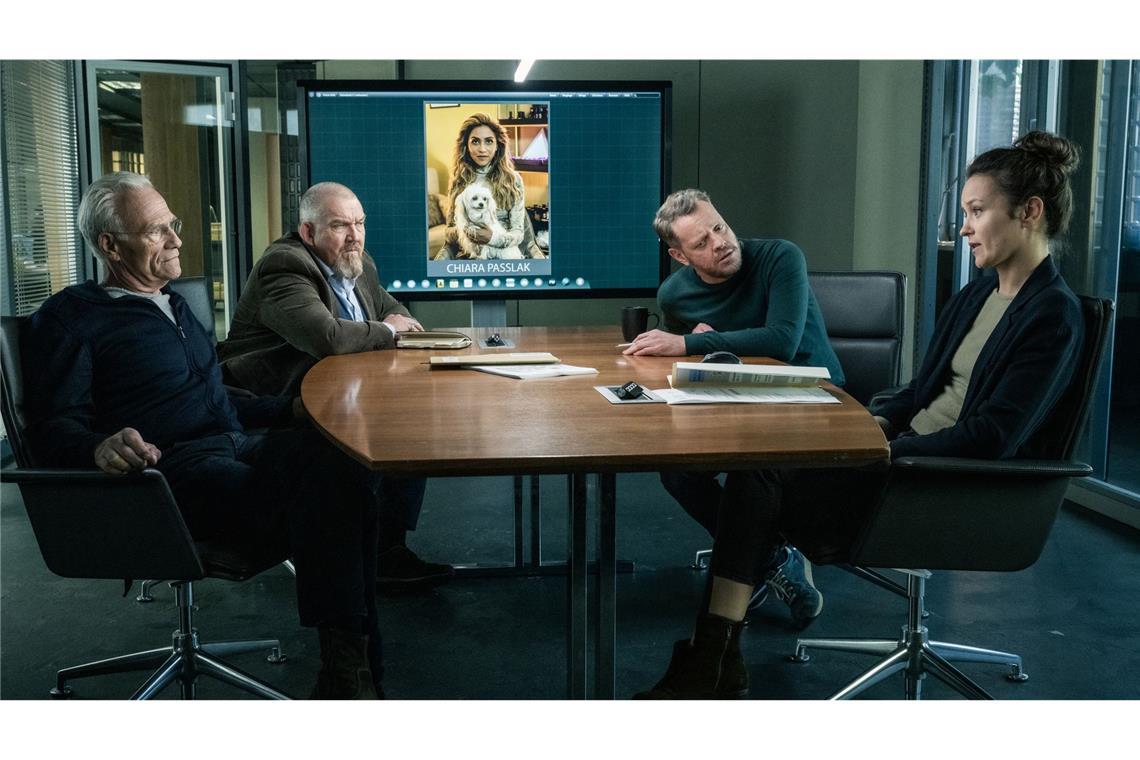 Da oben im siebten Stock Lagebesprechung in der Kölner Mordkommission: (von links nach rechts) Max Ballauf (Klaus J. Behrendt), Freddy Schenk (Dietmar Bär), Norbert Jütte (Roland Riebeling), Natalie Förster (Tinka Fürst). Auf der Leinwand: Die Nagelstudio-Besitzerin Chiara Passlak (Sabrina Setlur).