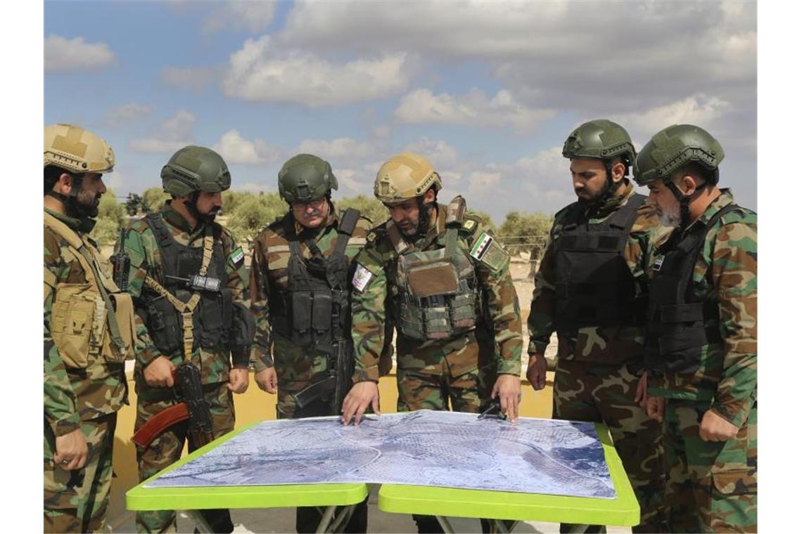 Lagebesprechung: Von der Türkei unterstützte Streitkräfte der „Freien Syrischen Armee“ während eines Manövers in Vorbereitung auf einen möglichen türkischen Angriff. Foto: Str/AP/dpa