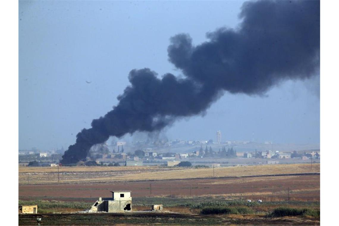 Türkei beginnt Bodenoffensive in Nordsyrien Lagebesprechung: Von der Türkei unterstützte Streitkräfte der „Freien Syrischen Armee“ während eines Manövers in Vorbereitung auf einen möglichen türkischen Angriff. Foto: Str/AP/dpa