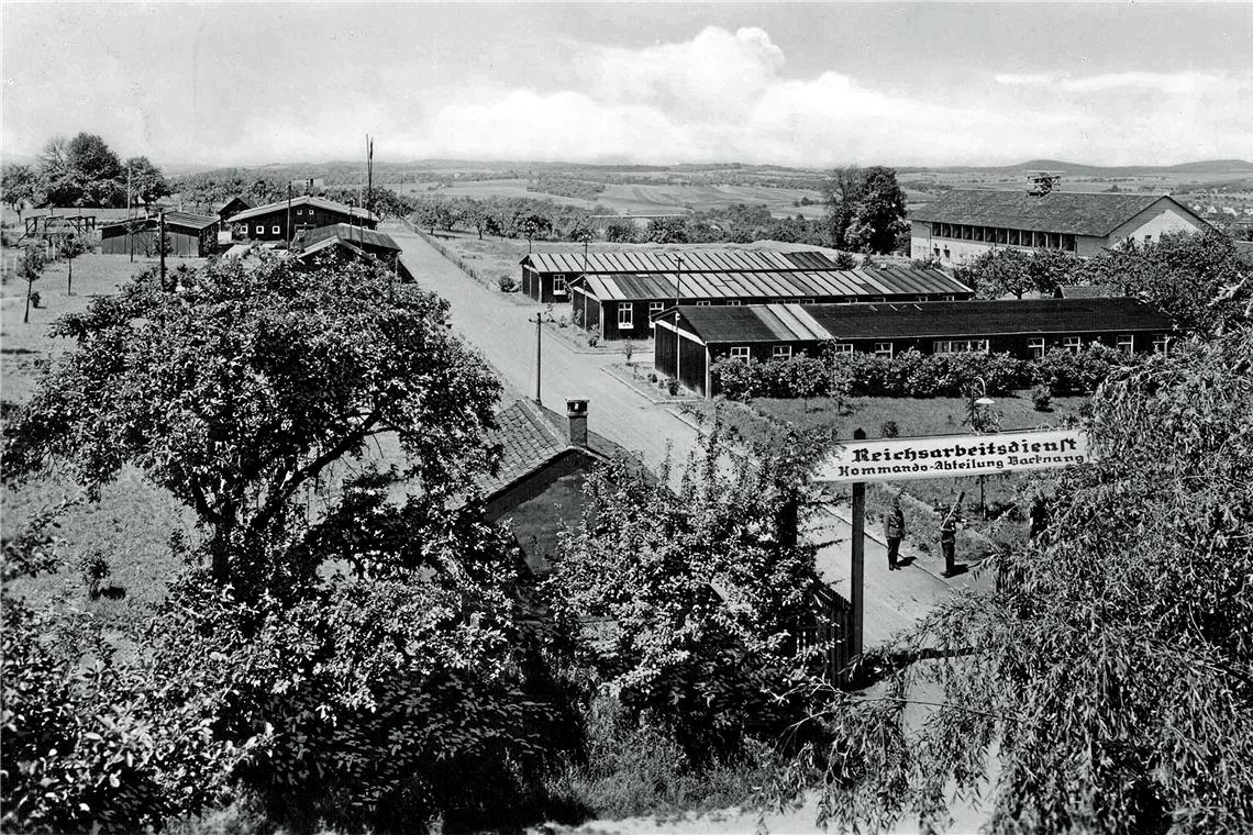 Lager des Reichsarbeitsdiensts auf der Maubacher Höhe. Dort kamen nach dem Zweiten Weltkrieg Heimatvertriebene unter. Im Hintergrund rechts ist die Stadthalle zu sehen. Repro: P. Wolf