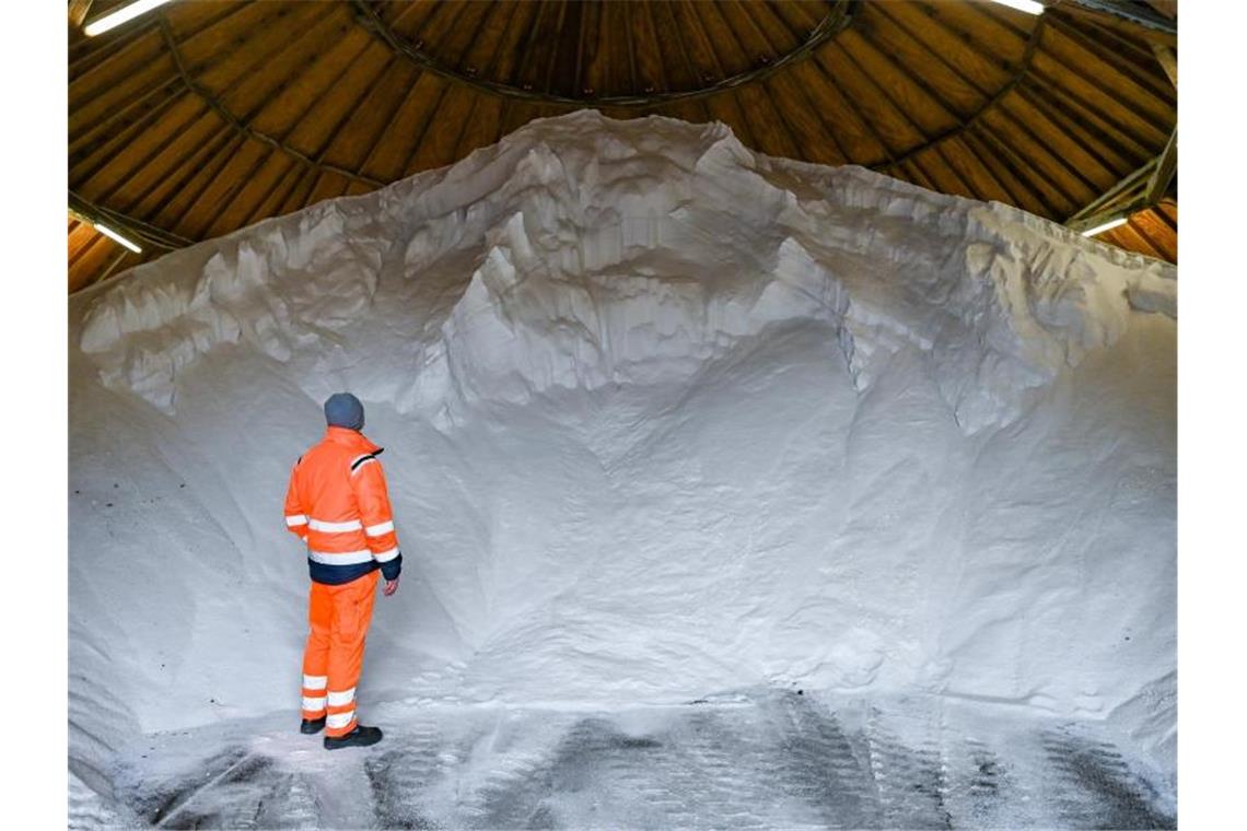 Lager mit Streusalz. Im rheinland-pfälzischen Idar-Oberstein haben Unbekannte 2,5 Tonnen Streusalz gestohlen. (Symbolbild). Foto: Patrick Pleul/dpa-Zentralbild/ZB