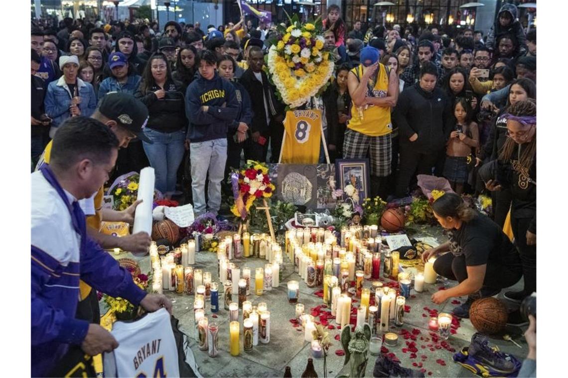 „Ruhe in Frieden“: Nowitzki und Sport-Welt trauern um Bryant Lakers-Fans gedenken in der Nähe des Staples Center ihrem Idol. Foto: Michael Owen Baker/AP/dpa
