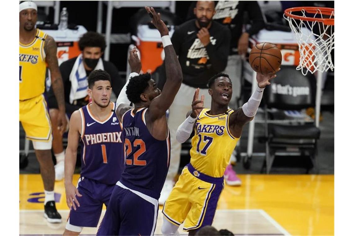 Lakers-Profi Dennis Schröder (r) beim Korbleger. Foto: Marcio Jose Sanchez/AP/dpa