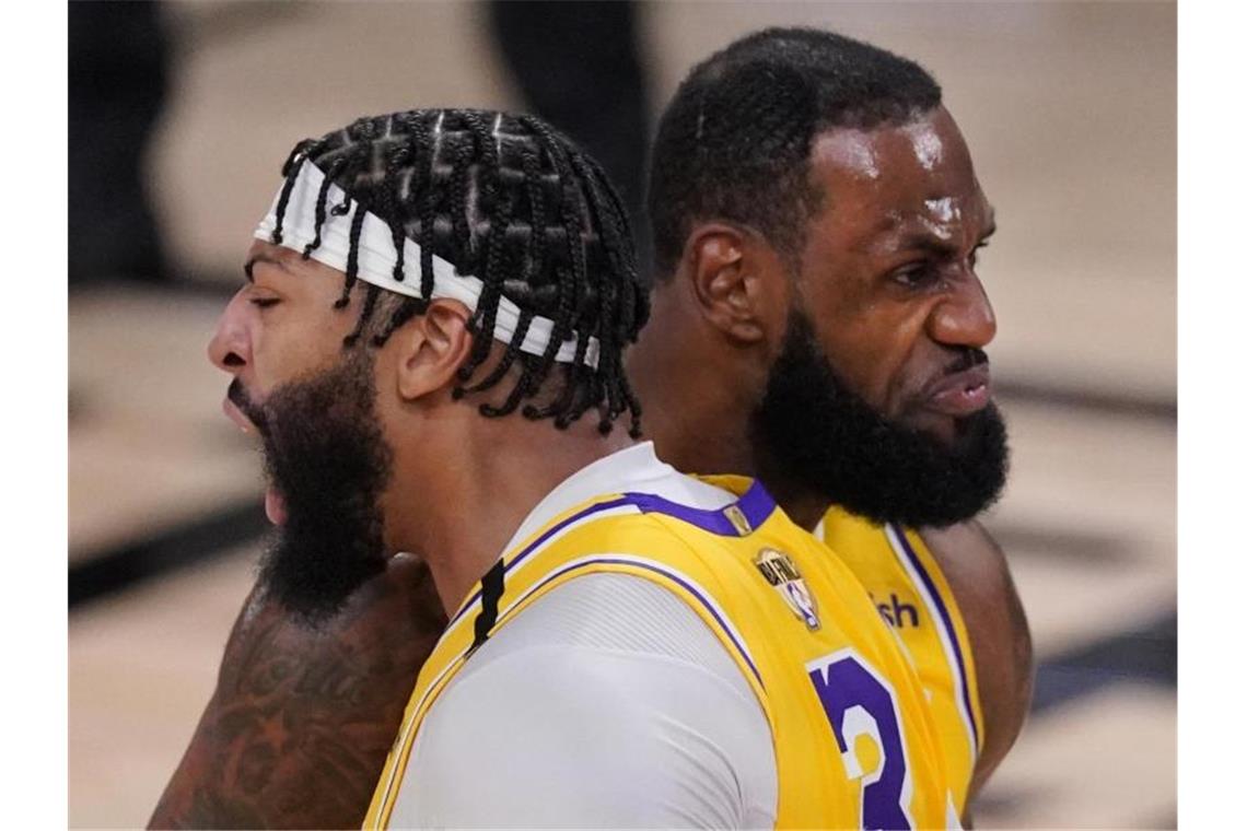 Lakers-Spieler LeBron James (r) und Anthony Davis gewinnen deutlich gegen Miami Heat. Foto: Mark J. Terrill/AP/dpa