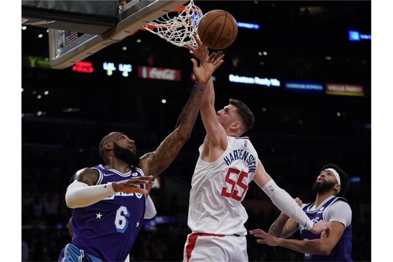 Lakers-Star LeBron James (l) hatte im Stadtduell gegen die Los Angeles Clippers mit Isaiah Hartenstein das Nachsehen. Foto: Ashley Landis/AP/dpa