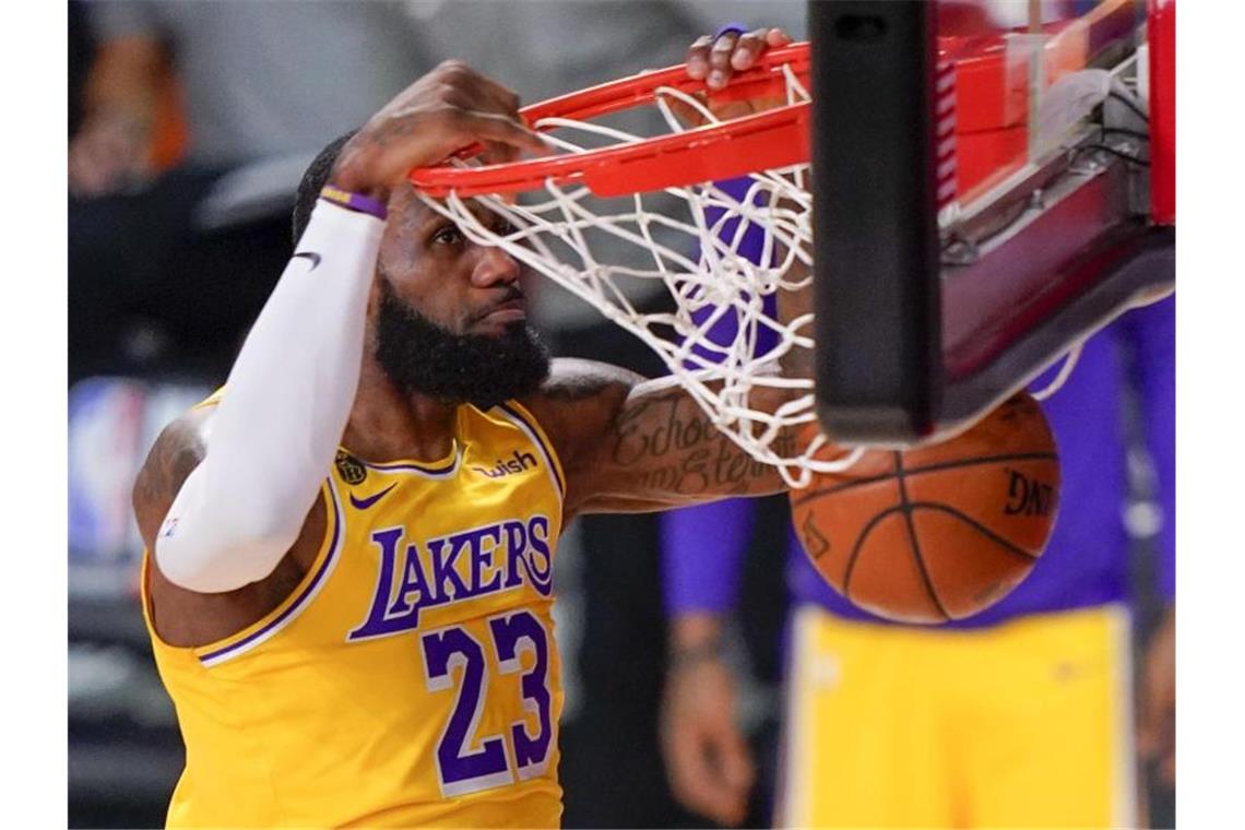 NBA-Finalserie: Lakers fehlt nur noch ein Sieg zum Titel Lakers-Superstar LeBron James beim Dunking. Foto: Mark J. Terrill/AP/dpa