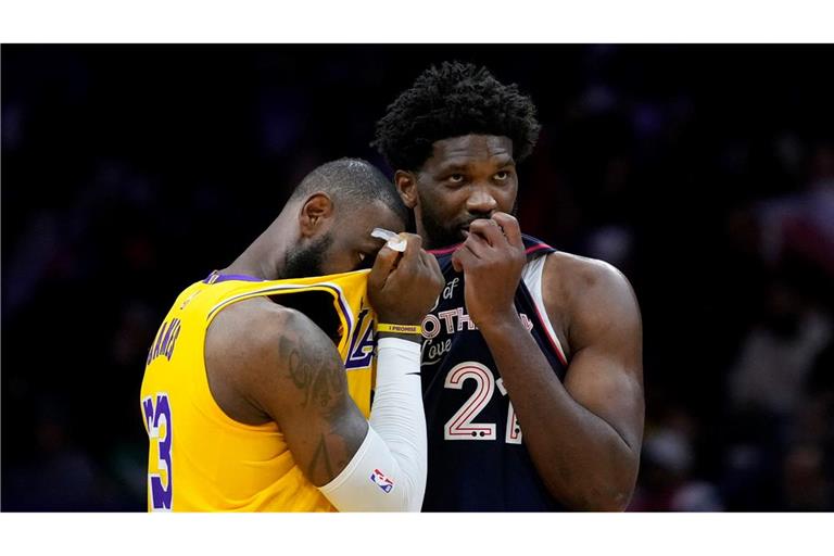 Lakers-Superstar LeBron James (l) kassierte gegen Joel Embiid und die Philadelphia 76ers eine heftige Niederlage.