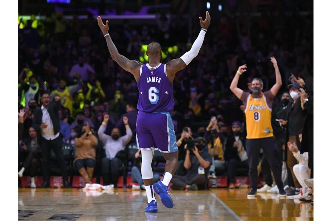 NBA: Chicago auf Platz eins im Osten - James mit Bestwert Lakers-Superstar LeBron James lässt sich feiern. Foto: John Mccoy/FR171591 AP/dpa