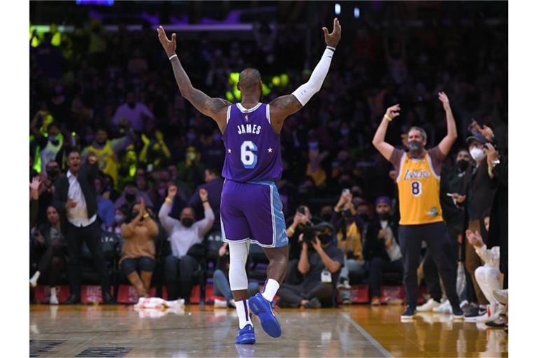 Lakers-Superstar LeBron James lässt sich feiern. Foto: John Mccoy/FR171591 AP/dpa