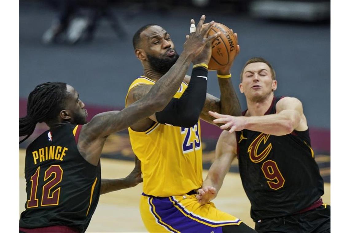Lakers-Superstar LeBron James (M) erzielte 46 Punkte gegen die Cleveland Cavaliers. Foto: Tony Dejak/AP/dpa