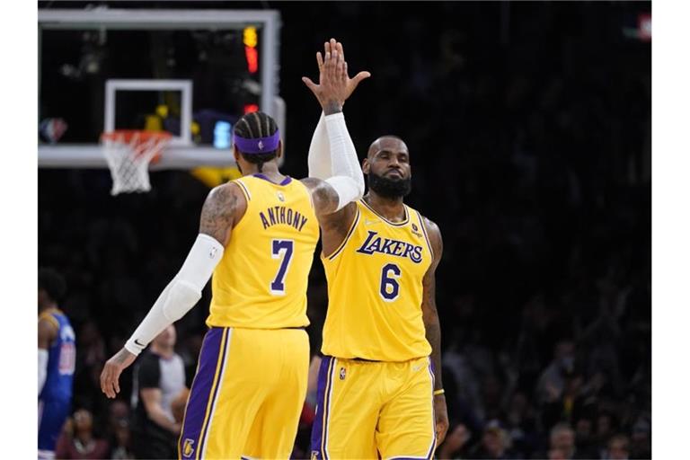 Lakers-Superstar LeBron James (r) klatscht sich mit Mitspieler Carmelo Anthony ab. Foto: Ashley Landis/AP/dpa