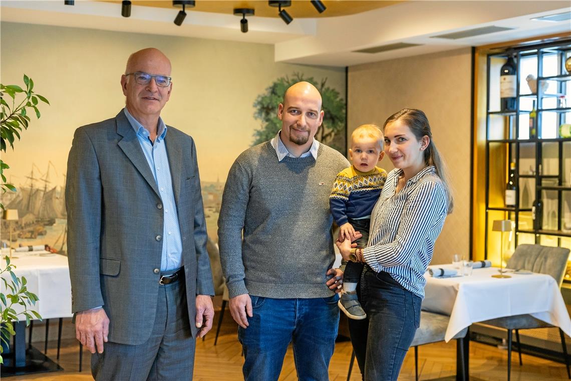 Lamm-Eigentümer Markus Höfliger (links) kennt Manuel Friz und dessen Frau Tabea schon lange. Foto: Alexander Becher