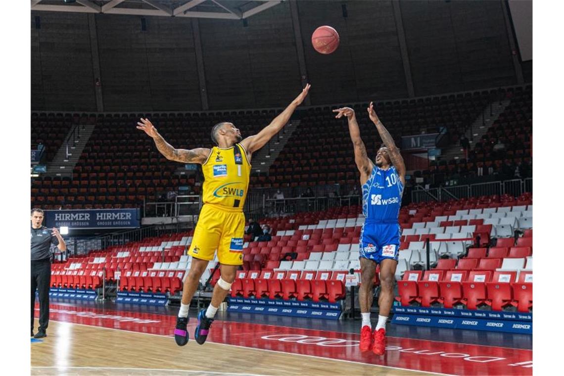 Lamont Jones von den Skyliners (r) kommt gegen den Ludwigsburger Nick Weiler-Babb zum Wurf auf den Korb. Foto: Tilo Wiedensohler/camera4 GbR/BBL/Pool/dpa