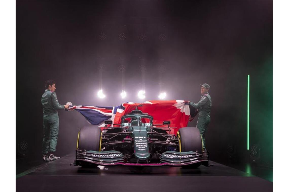 Lance Stroll (l) und Sebastian Vettel präsentieren den tiefgrünen AMR21 von Aston Martin. Foto: //Aston Martin Cognizant Formula One Team/dpa