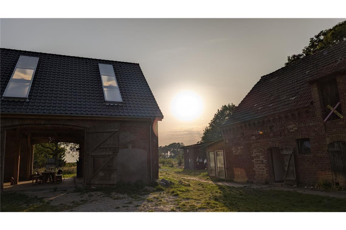 Sieben Freunde, ein Hof, ein Traum Land-Idylle in a nutshell.
