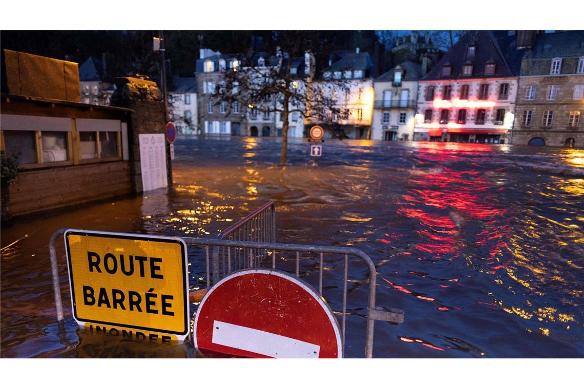 Land unter: Der Fluss Laita in Frankreich ist über die Ufer getreten und hat eine Straße in der Stadt Quimperle völlig überschwemmt.