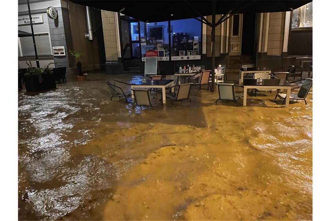 Überflutete Straßen nach Starkregen - Feuerwehrmann ertrinkt Land unter in Hagen. Foto: Alexander Forstreuter/Photography Alex Forstreuter/dpa