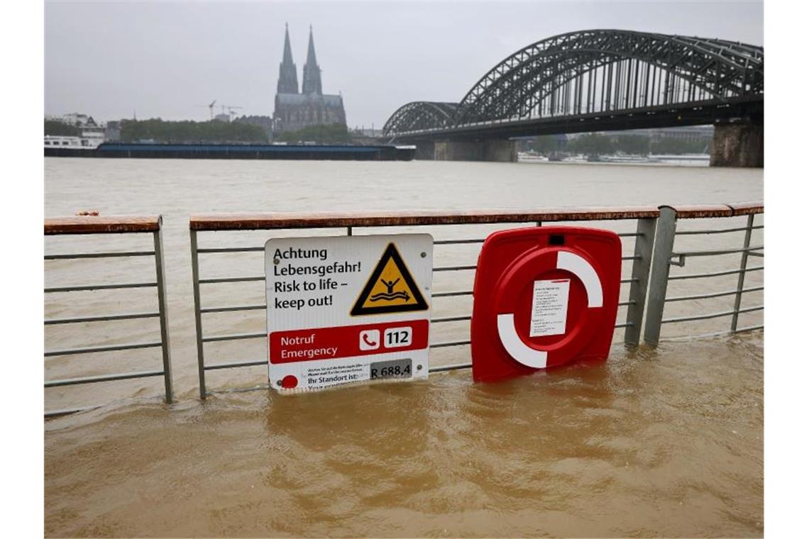 Land unter in NRW: Der Rhein überflutet die Promenade in Köln. Foto: Oliver Berg/dpa