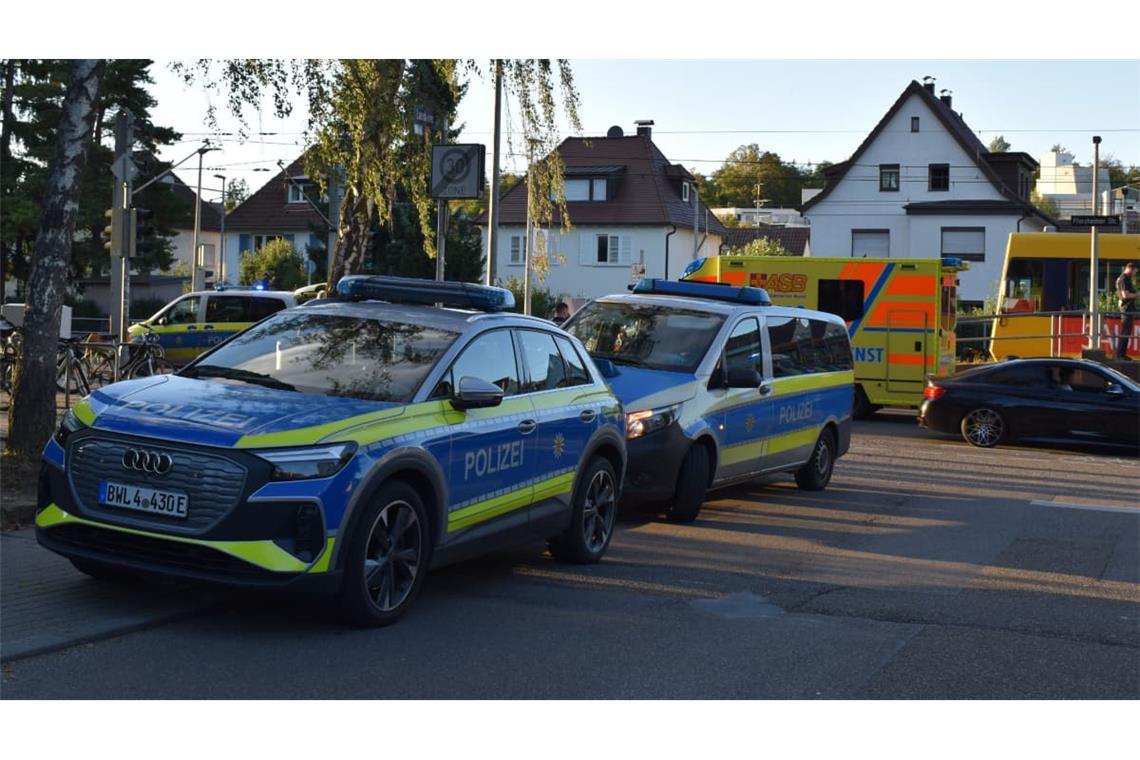 Landauer Straße in Stuttgart: Nach einem Unfall mit einer Stadtbahn ist ein 66-Jähriger seinen Verletzungen erlegen.
