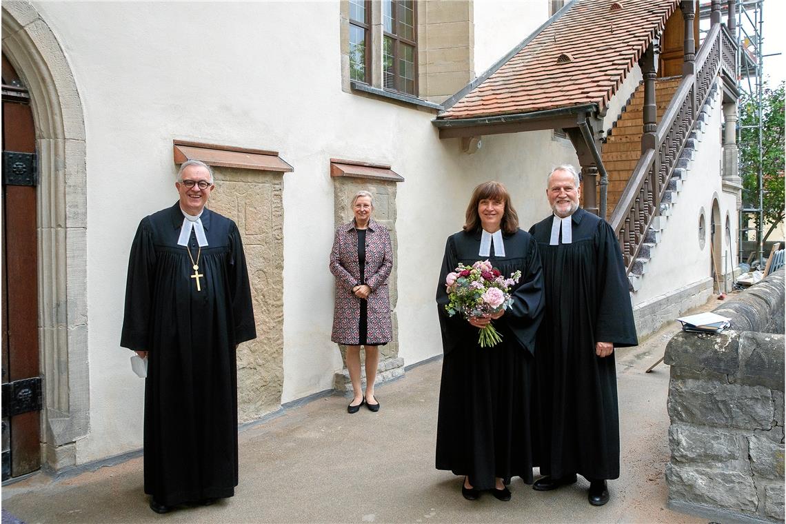 Das Haus der Gemeinde erstrahlt in neuem Glanz Landesbischof Frank Otfried July war zum Einweihungsgottesdienst angereist, Kirchengemeinderätin Ute Ulfert und das Pfarrerehepaar Sabine Goller-Braun und Wilfried Braun (von links) hießen ihn gern in der sanierten Stiftskirche willkommen.