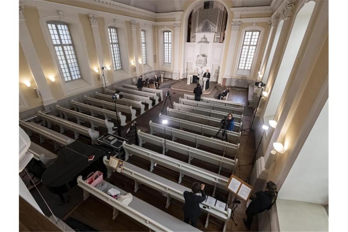 Wiedereinstieg in Gottesdienste in Sicht Landesbischof Jochen Cornelius-Bundschuh hält einen Karfreitags-Online-Gottesdienst. Foto: Uli Deck/dpa/Archivbild
