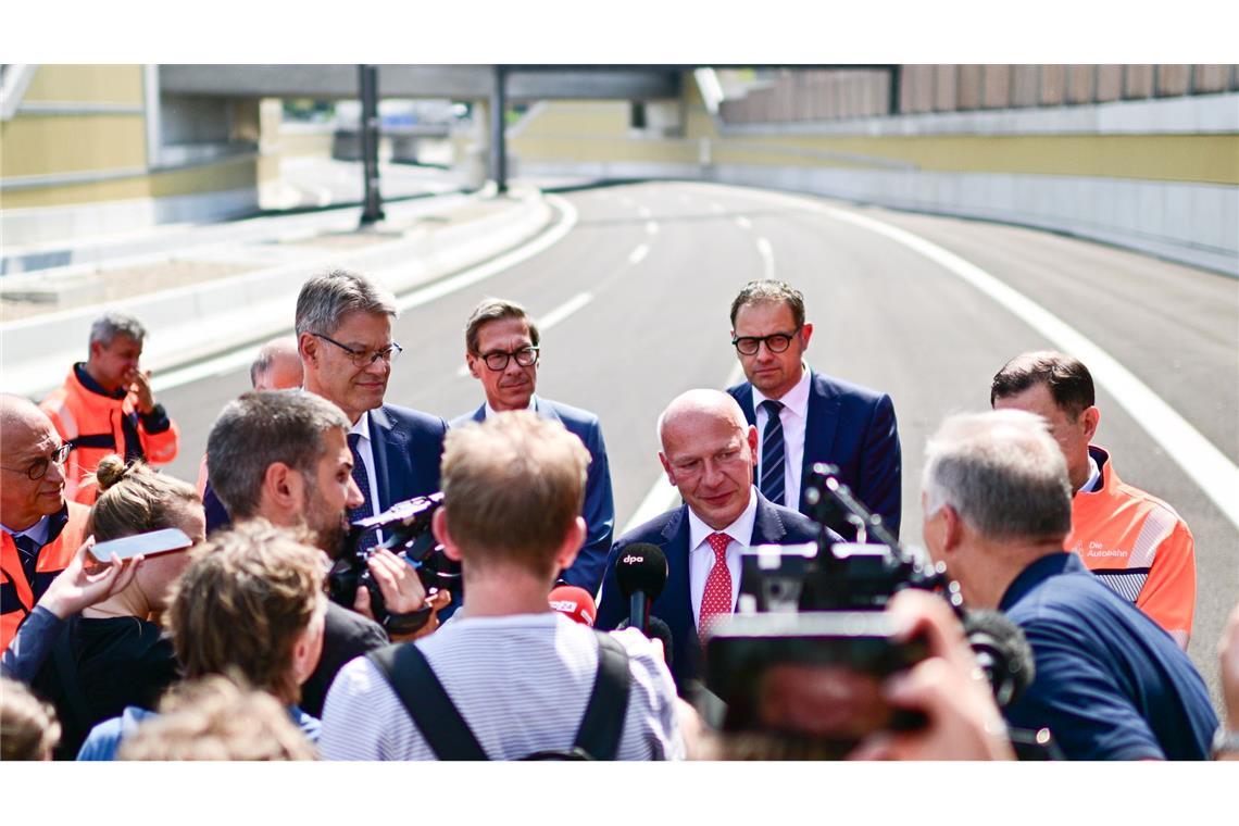 Umstrittenes Teilstück der A100 in Berlin eröffnet Landeschef Wegner betonte, dass die Verlängerung der A100 mit dem 17. Bauabschnitt weitergehen müsse.