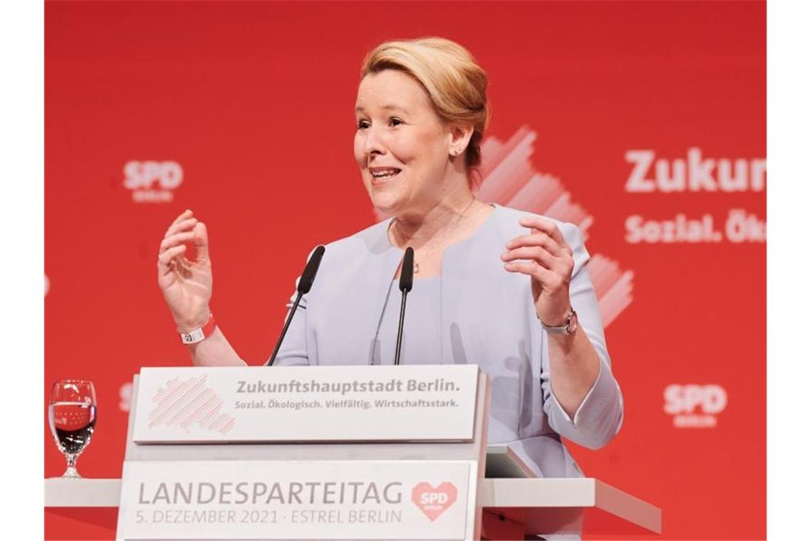 Giffey sieht in Koalitionsvertrag „große Chance“ für Berlin Landeschefin Franziska Giffey wirbt beim Berliner SPD-Landesparteitag für den Koalitionsvertrag. Foto: Annette Riedl/dpa