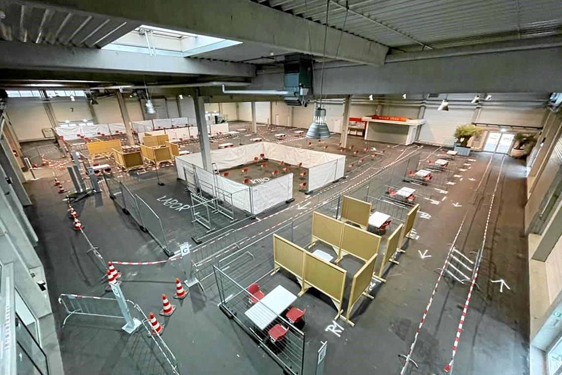 Landesimpfzentrum Ulm: So könnten der Aufbau und die Kabinen in der Waiblinger Rundsporthalle auch aussehen. Fotos: Sozialministerium