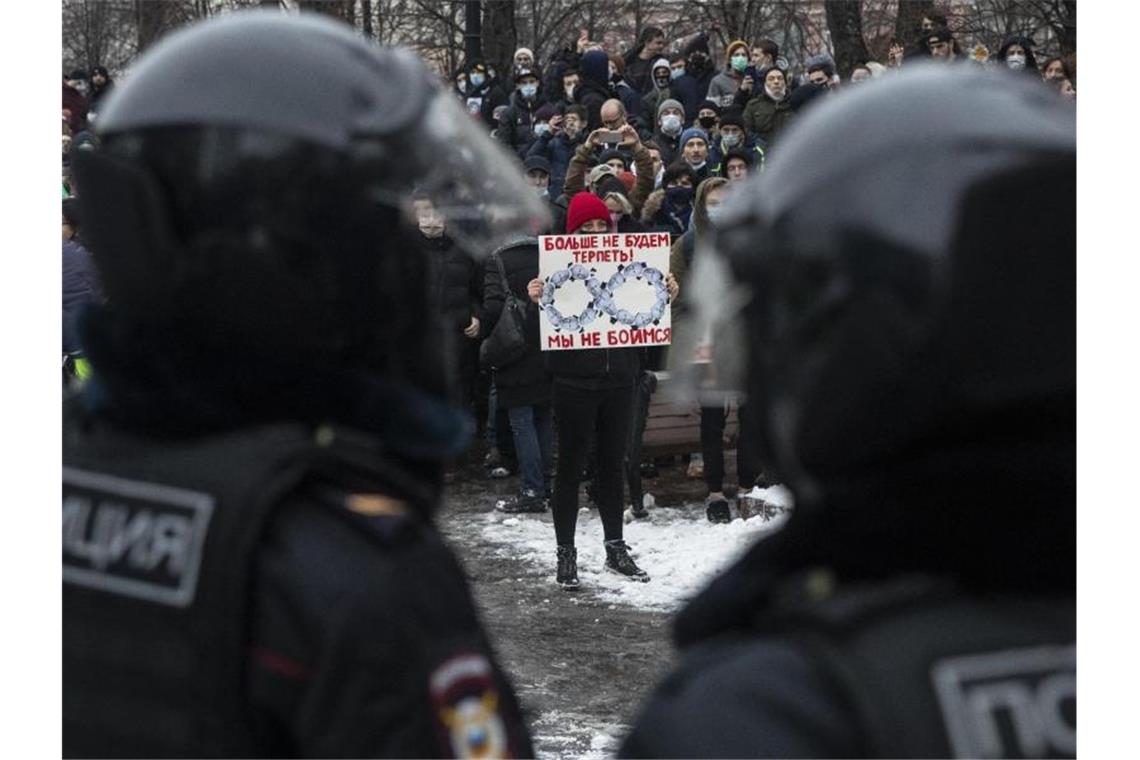 Landesweit sollen bei Nawalny-Protesten in Russland mehr als 2600 Demonstranten festgenommen worden sein. Foto: Pavel Golovkin/AP/dpa