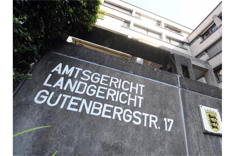 Landgericht Baden-Baden mit Hinweisschild zu Landgericht, Amtsgericht und dem Landeswappen. Foto: Uli Deck/dpa/Archivbild