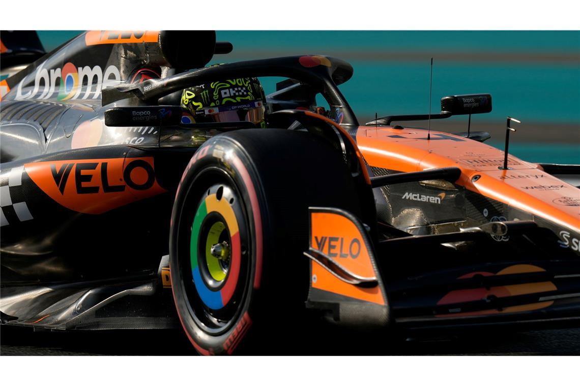 Auf dem Weg zum Team-Titel: McLaren in Qualifikation vorne Lando Norris auf der Strecke in Abu Dhabi.