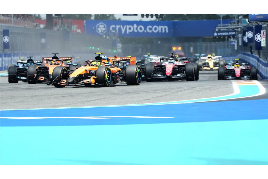 Lando Norris im McLaren lässt die Konkurrenz hinter sich.