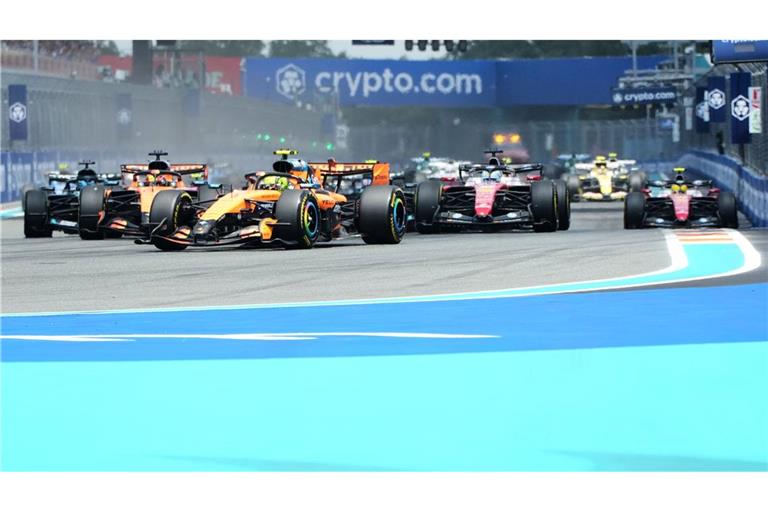 Lando Norris im McLaren lässt die Konkurrenz hinter sich.