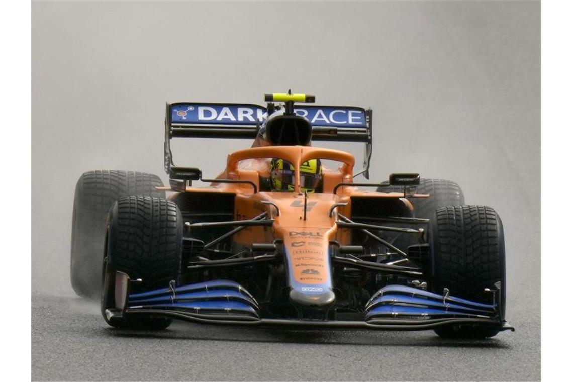 Verstappen nicht zu schlagen - Unfall-Schock für Norris Lando Norris kam in Spa mit seinem McLaren von der Strecke ab. Foto: Francisco Seco/AP/dpa