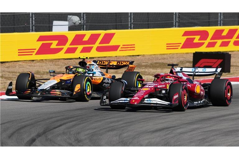 Lando Norris (l) schaffte es kurz vor Schluss doch noch an Charles Leclerc vorbei.