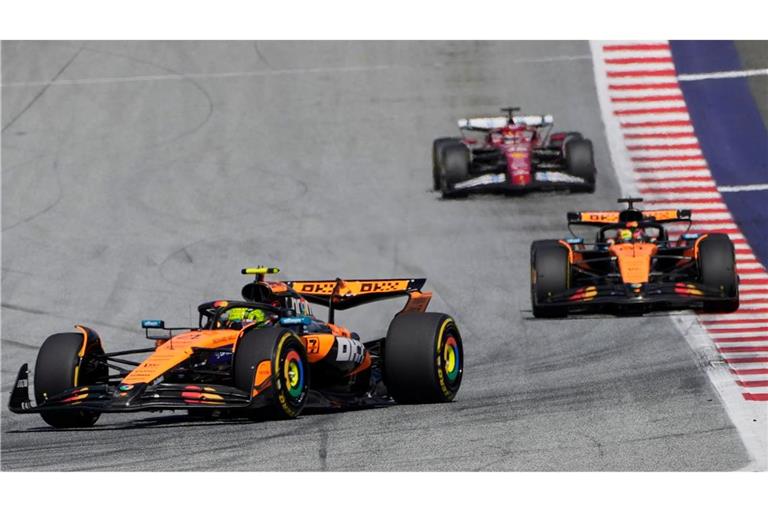 Lando Norris (l) und Oscar Piastri (m) mal wieder an der Spitze.