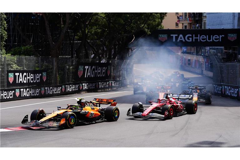 Lando Norris verteidigt in der ersten Kurve die Führung vor Charles Leclerc.
